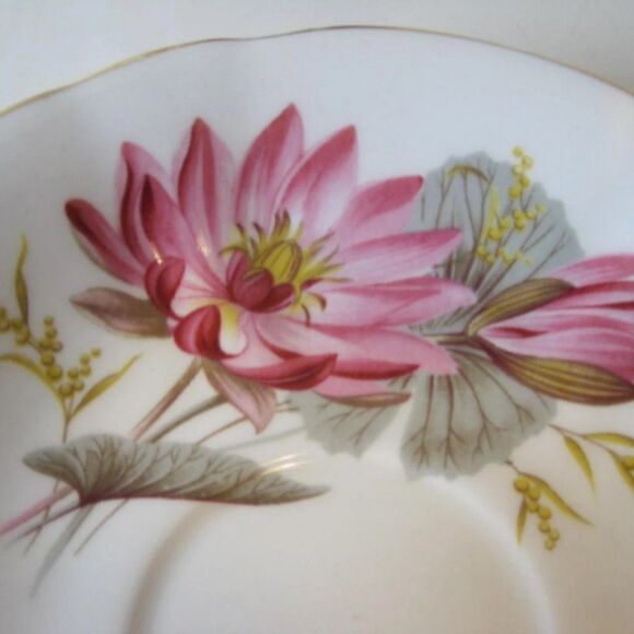 SOCIETY Tea Cup and Saucer Bone China England Crown Gold Gilding Little Damage - Picture 2 of 5